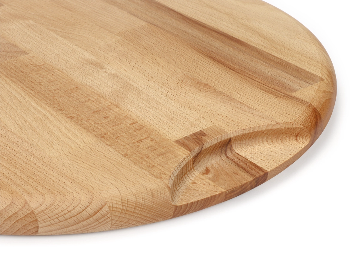 Dettaglio dell’incavo per la presa sul retro del tagliere rotondo in faggio, manico sagomato – TAM5240.