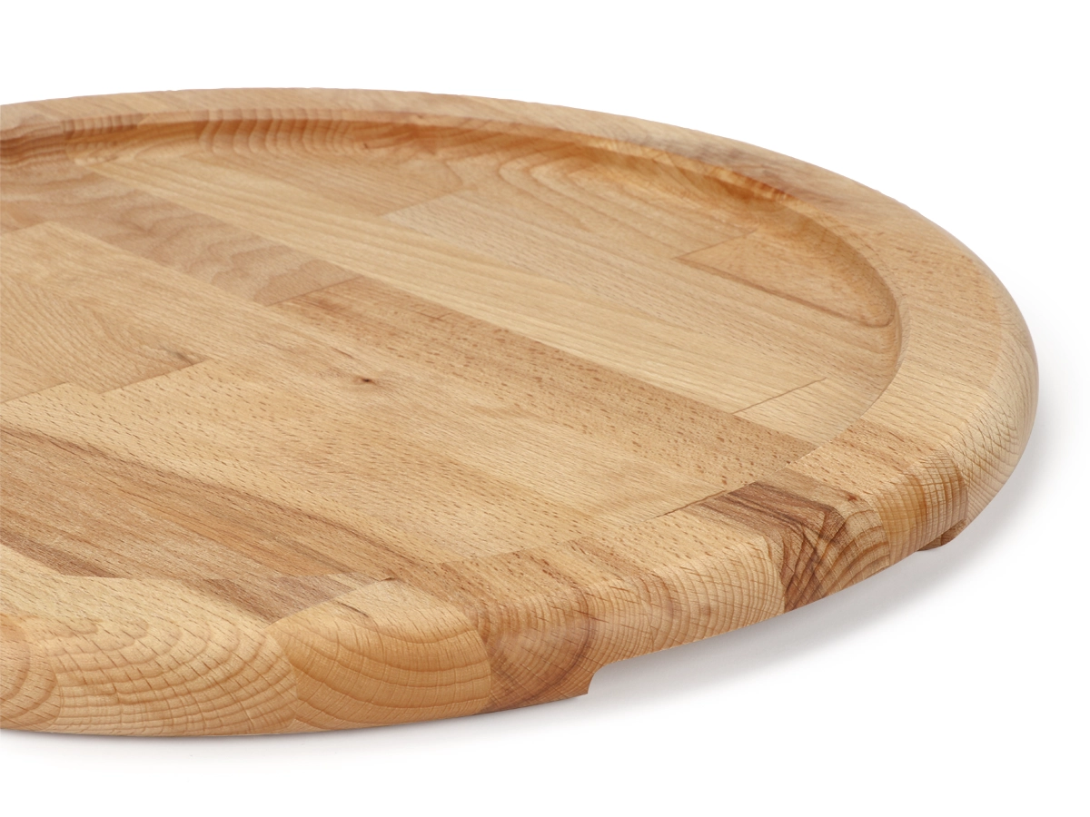 Dettaglio della scanalatura effetto vassoio del tagliere rotondo in legno di faggio – TAM5240.