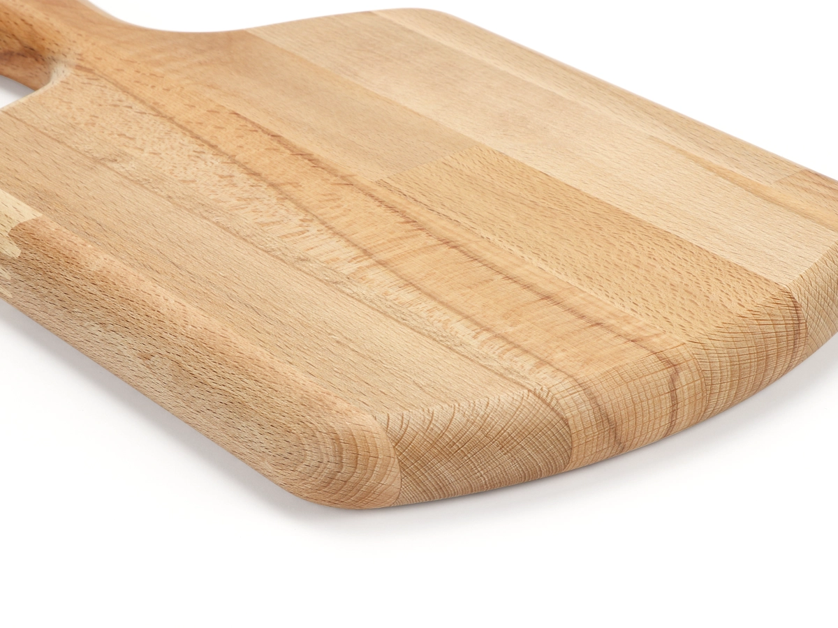 Dettaglio smussatura del tagliere in legno di faggio, bordo levigato e finitura oliata – TAM3821.